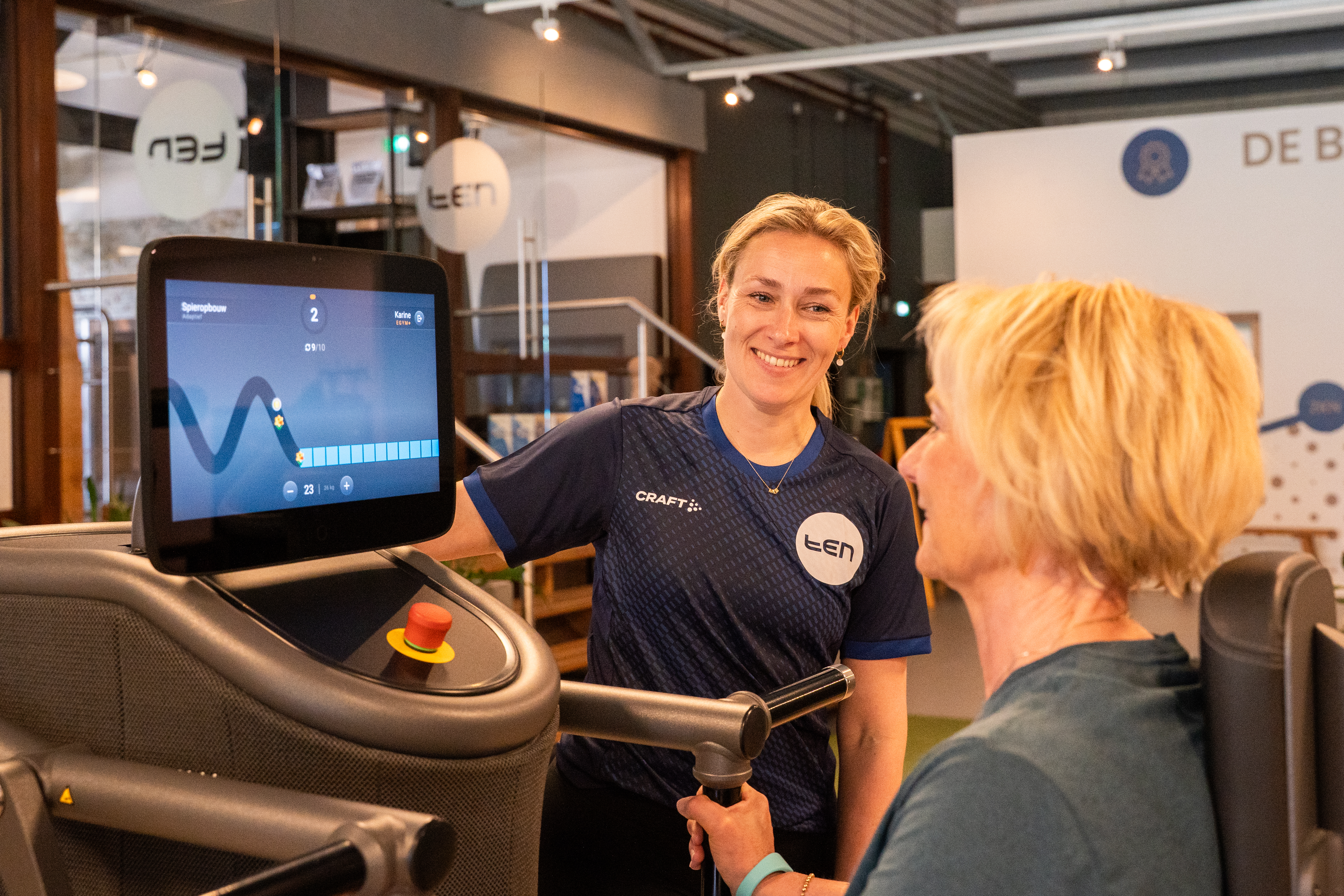 TEN trainer met lid bij E-GYM